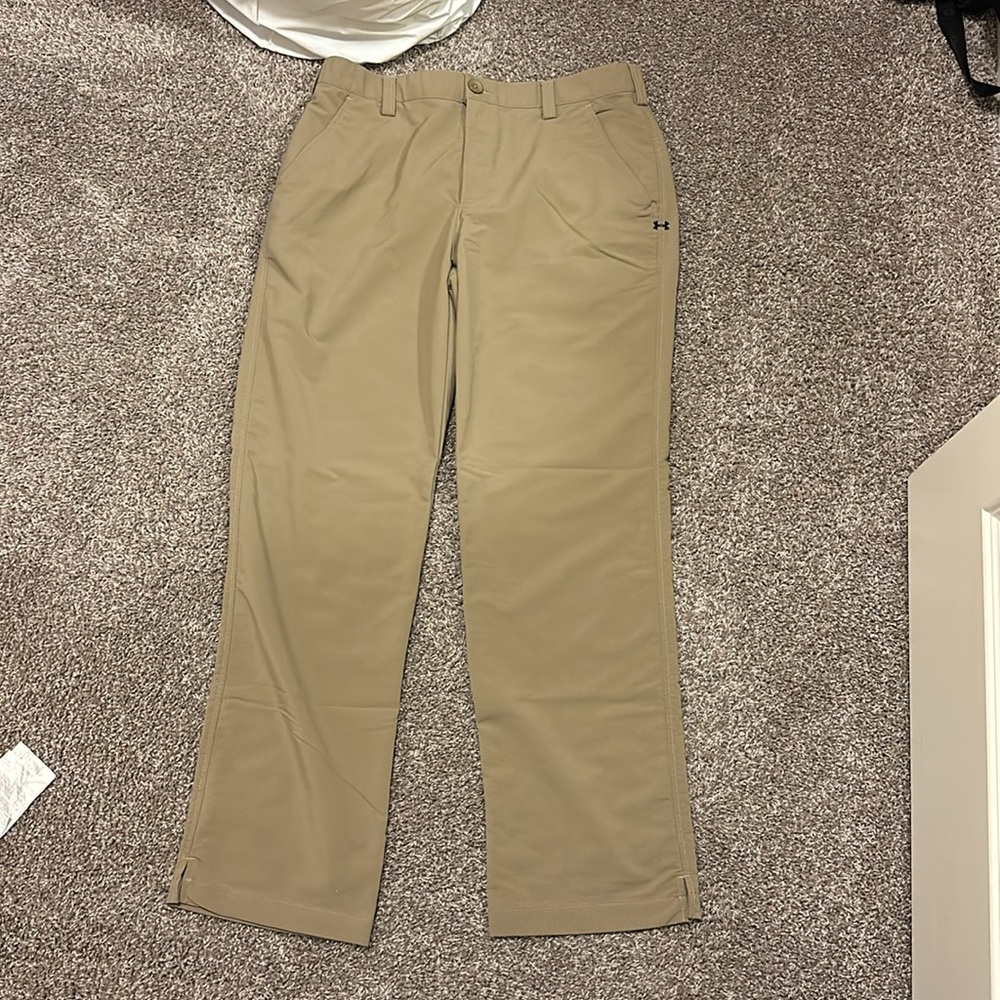 Like new men’s size 34/32 under armour khaki pants